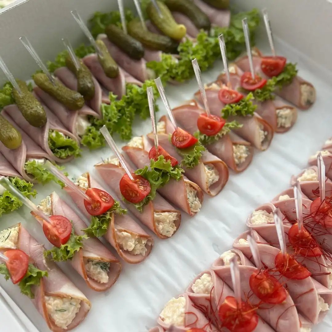 Бокс рулетиков из ветчины