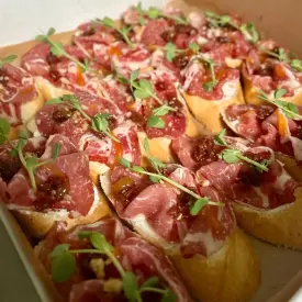 Брускетта с вяленым мясом и вялеными томатами