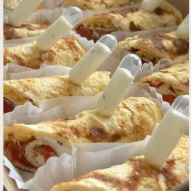 Рулетики с форелью и сыром + соус