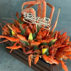 Деревянный бокс из 33 раков размера S с конечностью краба и топпером