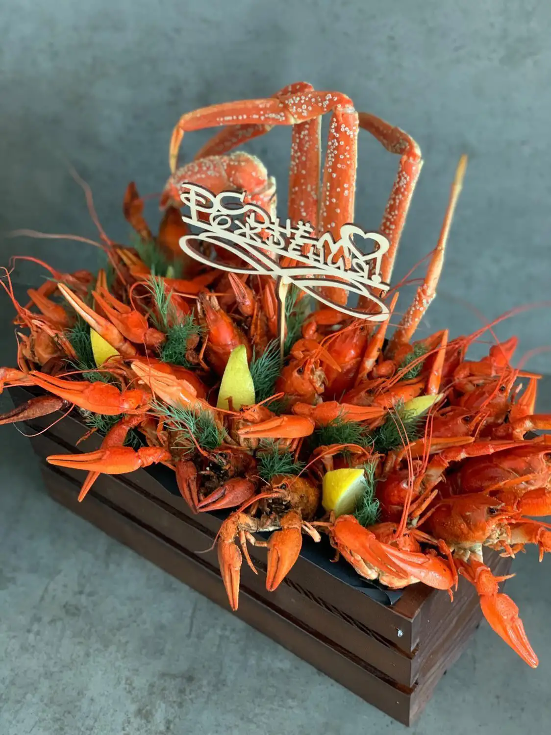 Деревянный бокс из 33 раков размера S с конечностью краба и топпером