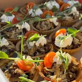 Тарталетки с курицей и грибами