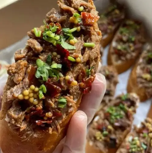 Брускетта с говядиной