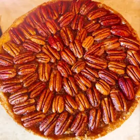 Тарт с соленой карамелью и орехами