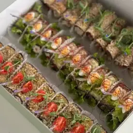 Бокс с рулетиками из баклажан