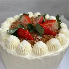 Бисквитный торт с клубникой