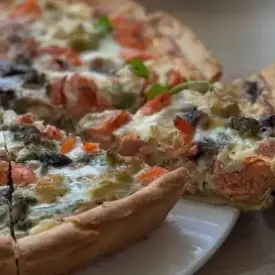 Киш с форелью, броколли и грибами