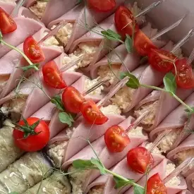 Бокс с рулетиками из ветчины