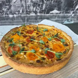 Пирог с куриным филе, сыром и томатами черри