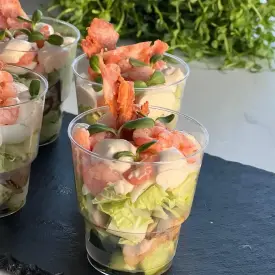 Салат с креветкой и копченым беконом