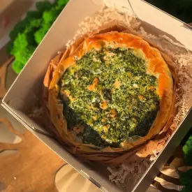 Пирог рыбный с форелью, шпинатом и сыром.