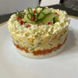 Салат с творожным сыром и форелью