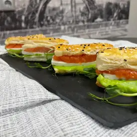 Слойка из слоеного теста с форелью