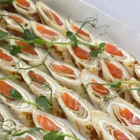 Блинчики с творожным сыром и форелью с/с