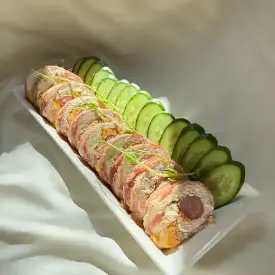 Куриный рулет в беконе с охотничьими колбасками