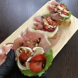 Брускетта с клубникой, хамоном и сыром «Бри»