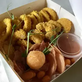 Бокс с креветками и кальмарами