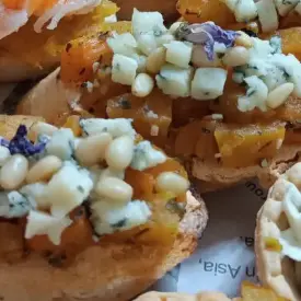 Брускетта с пряной тыквой и сыром дорблю