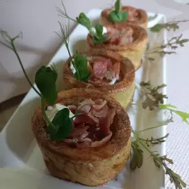 Картофельные бочонки с грибами и беконом