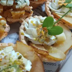 Тарталетка с грушей и муссом дорблю