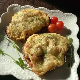 Свинина, запеченная с баклажаном и помидором