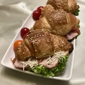 Круассан с ветчиной