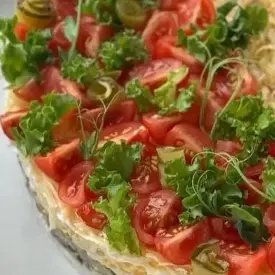 Куриный салат с грибами и черри