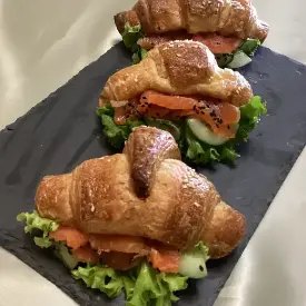 Круассан с форелью