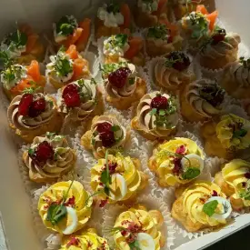 Бокс с профитролями «Три короны»