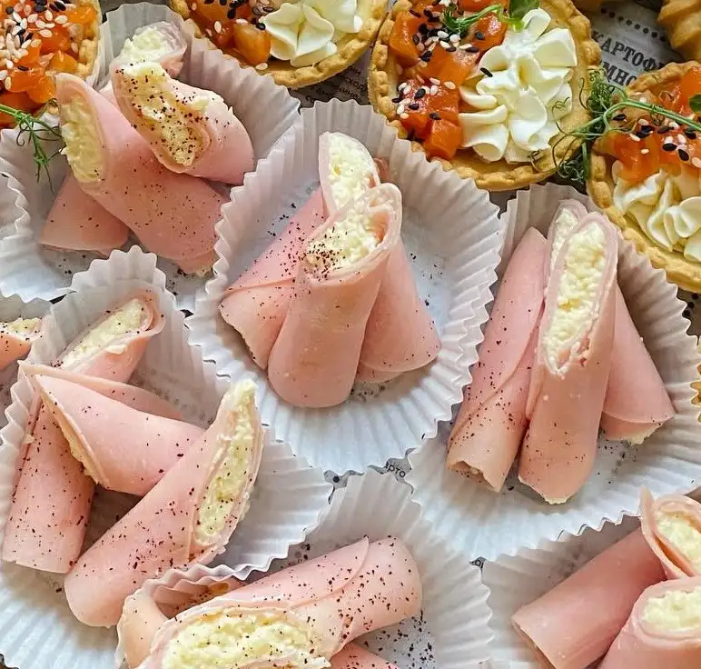 Рулетики из ветчины с сырным муссом