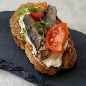 Брускетта со шпротами и томатом на темной чиабатте