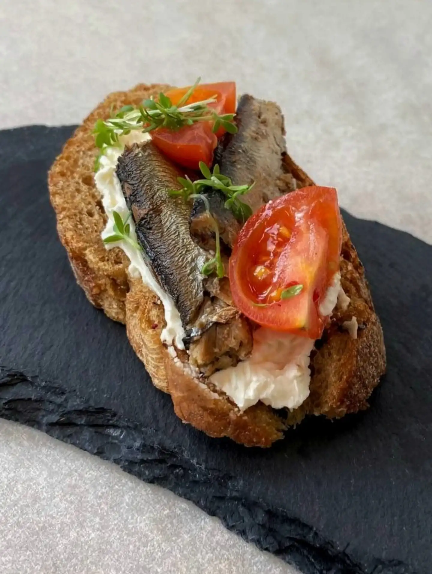 Брускетта со шпротами и томатом на темной чиабатте