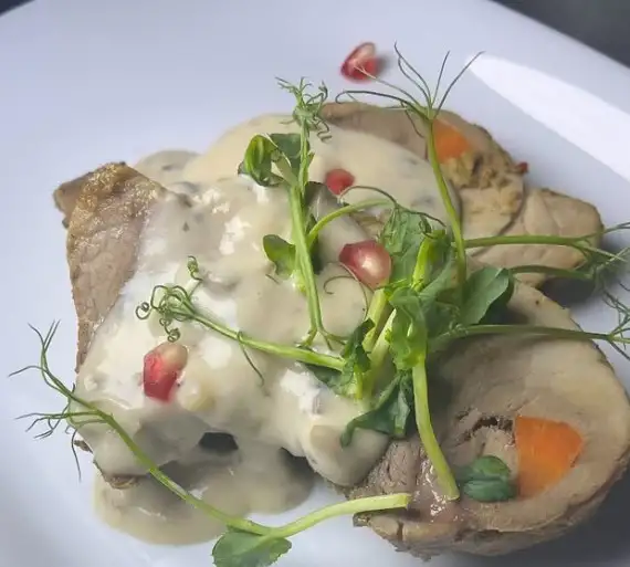 Буженина с грибным соусом