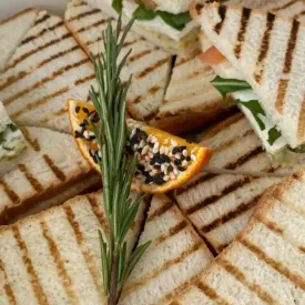 Мини-сэндвич с ветчиной и томатом