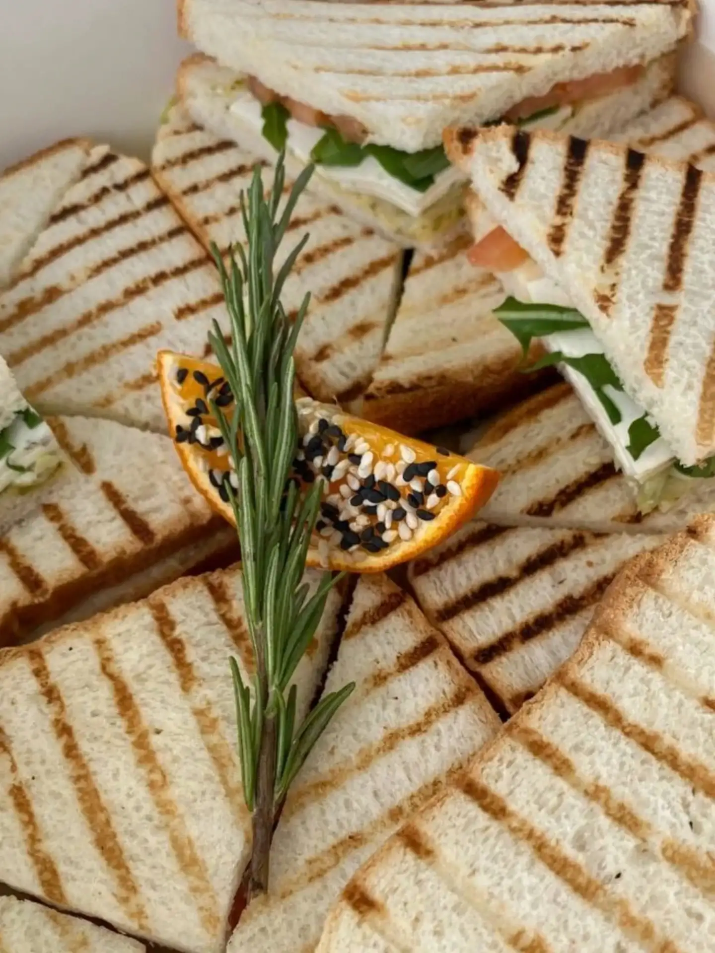 Мини-сэндвич с ветчиной и томатом