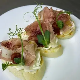 Брускетта с пармой и вяленым томатом