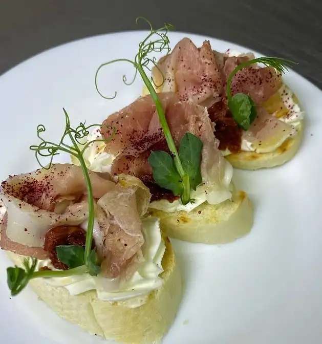 Брускетта с пармой и вяленым томатом