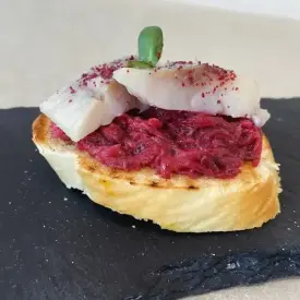 Брускетта со свекольным салатом и сельдью