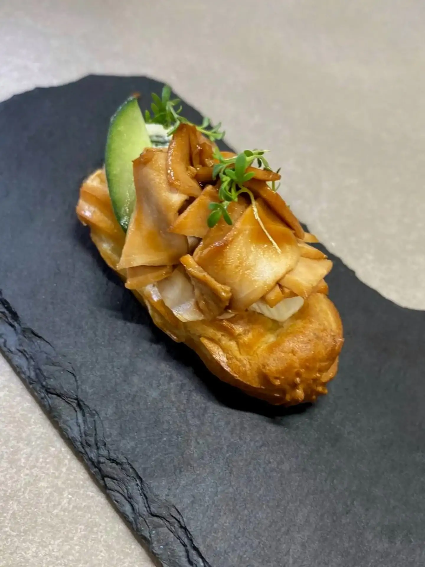 Эклер с курочкой терияки и огурцом