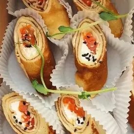 Блинный рулетик с семгой и огурчиком