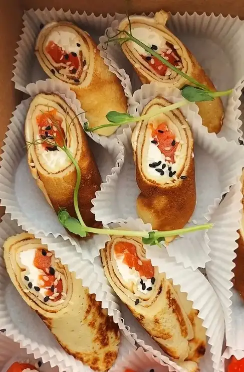 Блинный рулетик с семгой и огурчиком