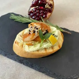 Брускетта с креветкой и творожным муссом