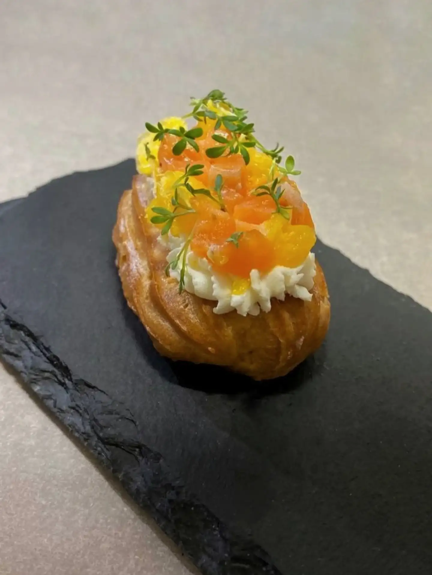 Профитроли со сливочным сыром и лососем