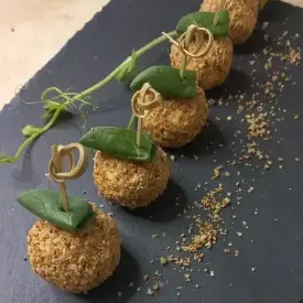 Чизболл в грецких орехах