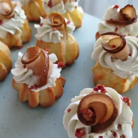 Профитроли с грушей и кремом "Дор Блю"