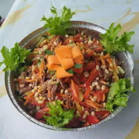 Салат с говядиной и овощами