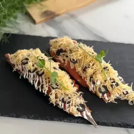 Скумбрия с помидором и маслинами