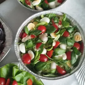 Салат с копченой курицей и шпинатом