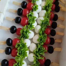 Канапе на шпажке «Италия»