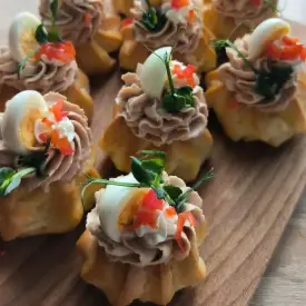 Профитроли с паштетом